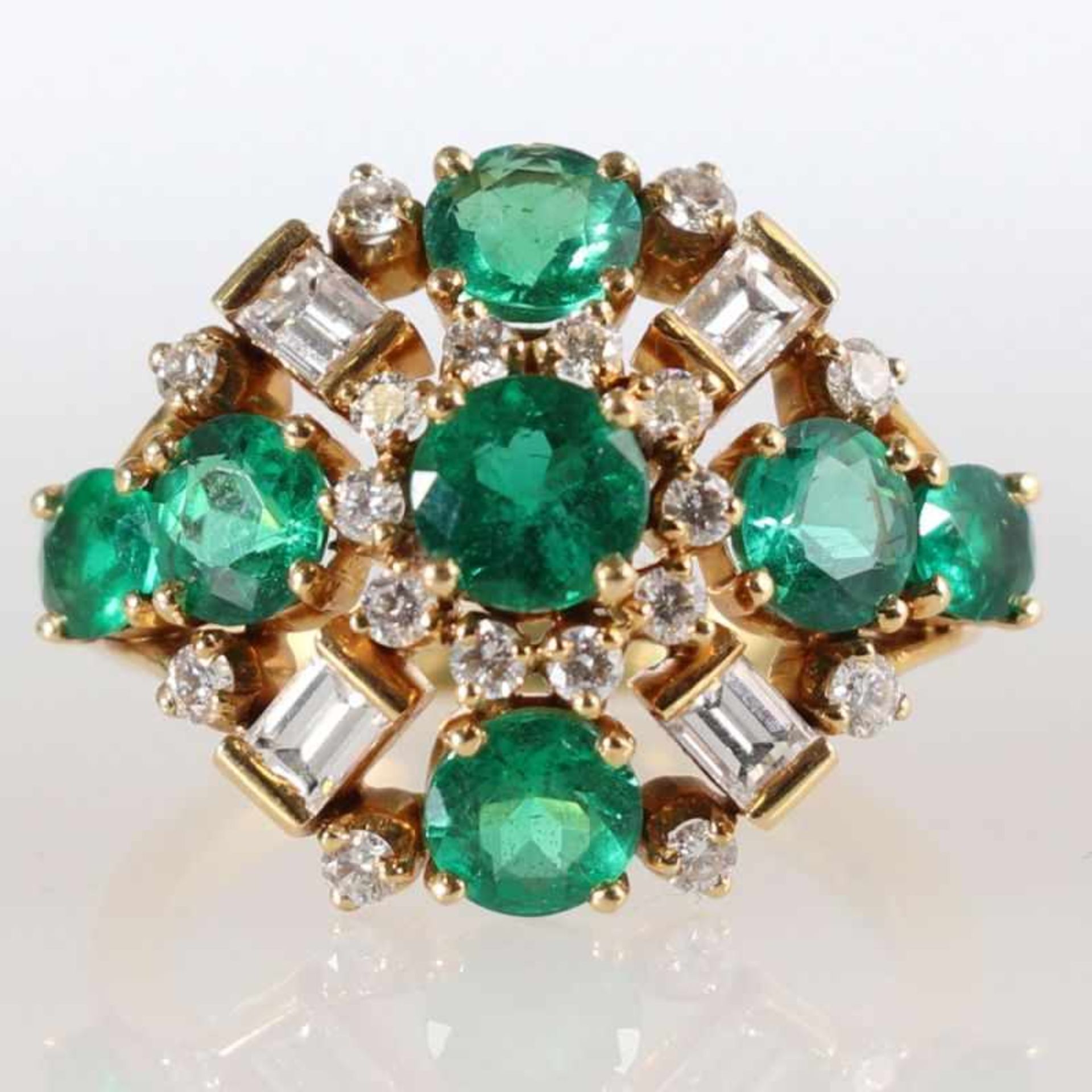 Außergewöhnlicher Smaragdring mit Baguette-Diamanten750/- Gelbgold, ungestemp., geprüft. Gewicht: