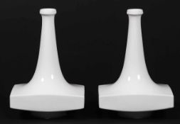Paar VasenStaatliche Porzellan Manufaktur (KPM), Berlin 1962-1992. Weißporzellan, glasiert. Unter