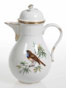 KaffeekanneStaatliche Porzellan Manufaktur, Meissen um 1957-1972. - Altozier: Vogelmalerei: