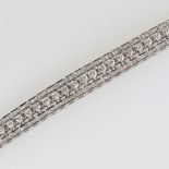 Prachtvolles Brillantenarmband in PlatinPlatin, ungestempelt, geprüft. Gewicht 48,4 g. 35 Brillanten