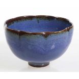 Blütenförmige SchaleHorst Kerstan. Keramik, grauer Scherben. Blaue Glasur mit braun-grüner Glasur am