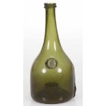 Gedrückte ZylinderflascheNorddeutsch, 18. Jahrhundert. Dunkelolivegrünes Glas. Hochgestochener