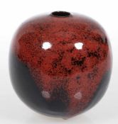 KugelvaseHorst Kerstan. Keramik, braunroter Scherben. Schwarze Glasur mit rot gesprenkelter