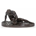 Bronzebildner nach der Antike- Der stebende Gallier - Bronze. Braun patiniert. H. 13,7 cm. L. 28 cm.