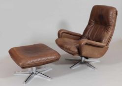 Lounge ChairRing Möbelfabrik/Norwegen, um 1960. Leder. Verchromtes Metall. 1 Sessel 44/98 x 85 x