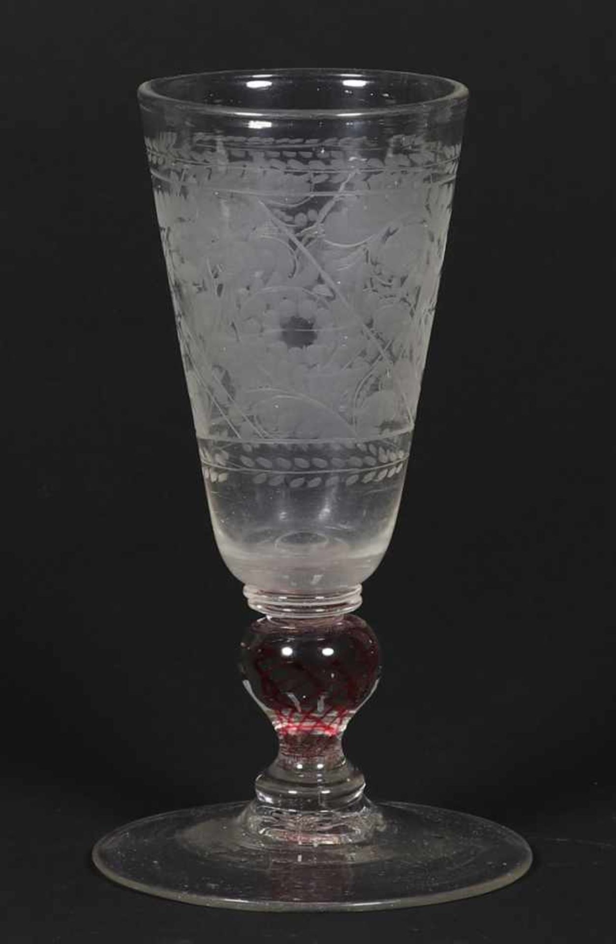 Barockes Kelchglas mit RubinglasfädenBöhmen, 18. Jh. - Umlaufendes Muster aus je 2 Segmenten mit