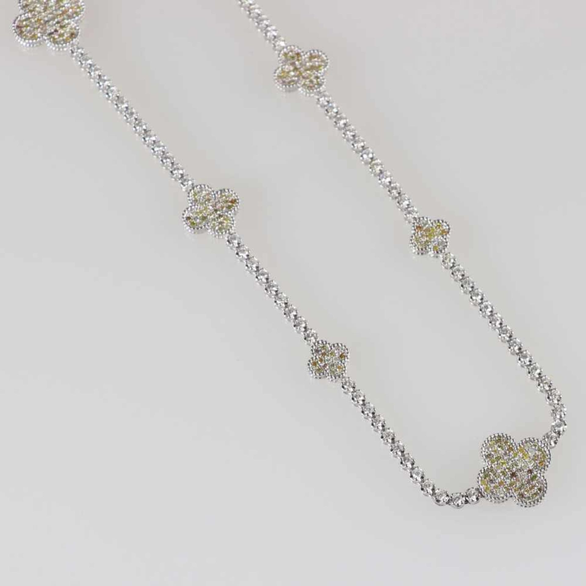 Langes, modernes Diamant-Collier in Kleeblatt-Form750/- Weißgold, gestempelt. Gewicht: 43,6g. Div. - Bild 3 aus 3