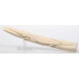 Stoßzahn- Krokodil - Elfenbein, beschnitzt. L. 32 cm. Umlaufender Krokodil- und Rankendekor. Bitte