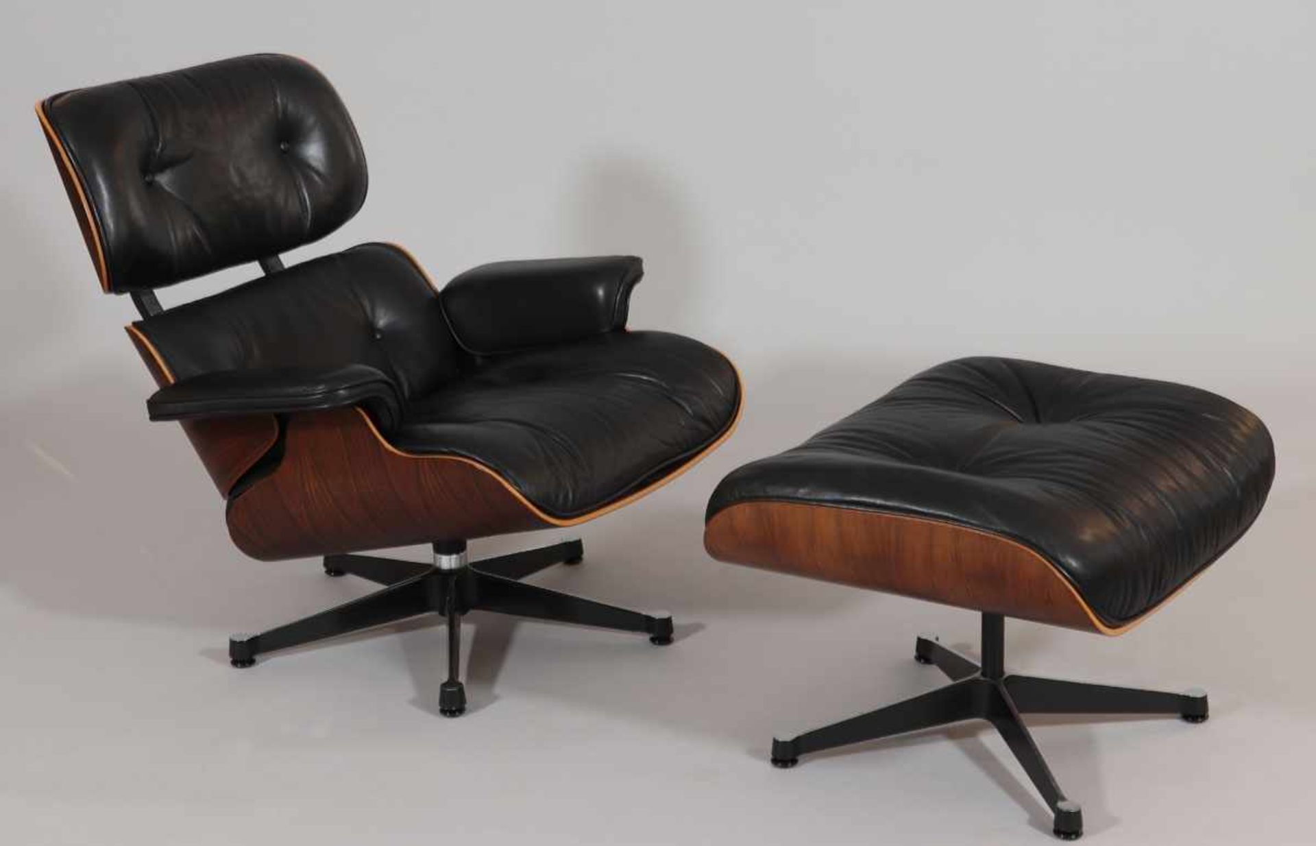 Lounge Chair mit OttomaneVitra/Schweiz. Entwurf: Ray und Charles Eames. Palisander. Leder. 40/80 x