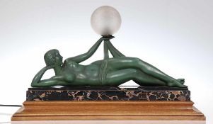 Tischlampe im Art Deco StilFrankreich. Entwurf: Pierre le Faguays. Weißmetall. Marmor. 34,3 x 58 x