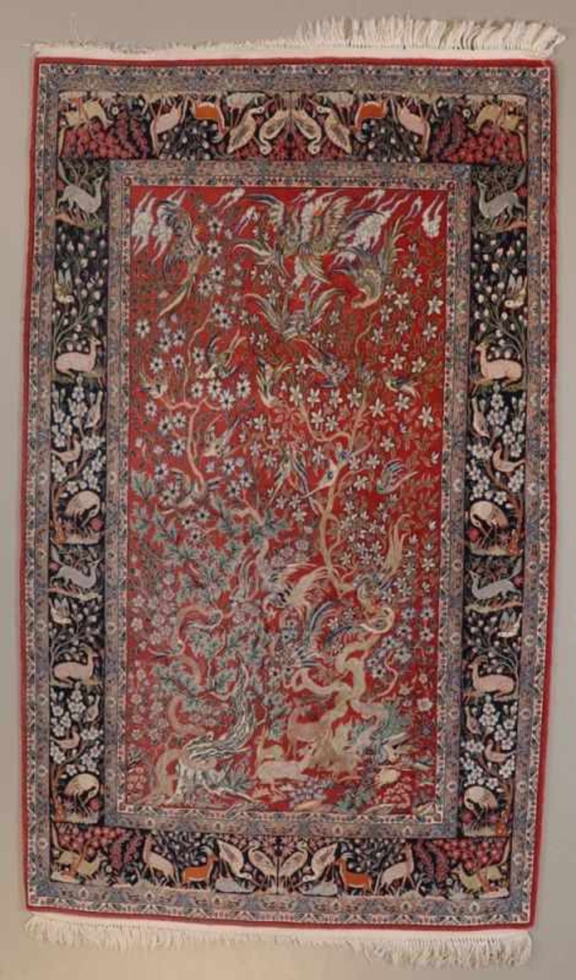 TäbrizAserbaidschan. Wolle/Seide. 179 x 108 cm. Rotes Mittelfeld mit asymmetrischem Floraldekor
