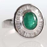 Ring mit Smaragd und Diamanten im Trapezschliff750/- Weißgold, gestemp. Gewicht: 8,3 g. 1 Smaragd im
