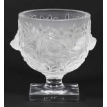 Vase ElisabethLalique, Wingen-sur-Moder. Farbloses Glas, formgepresst, z. T. mattiert. Unter dem