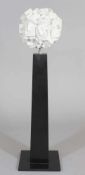 Wolfgang Hartung1937 Stendal "Schwebendes Kristall" Carrarra-Marmor/Impala-Granit. H. 165 cm. D. der
