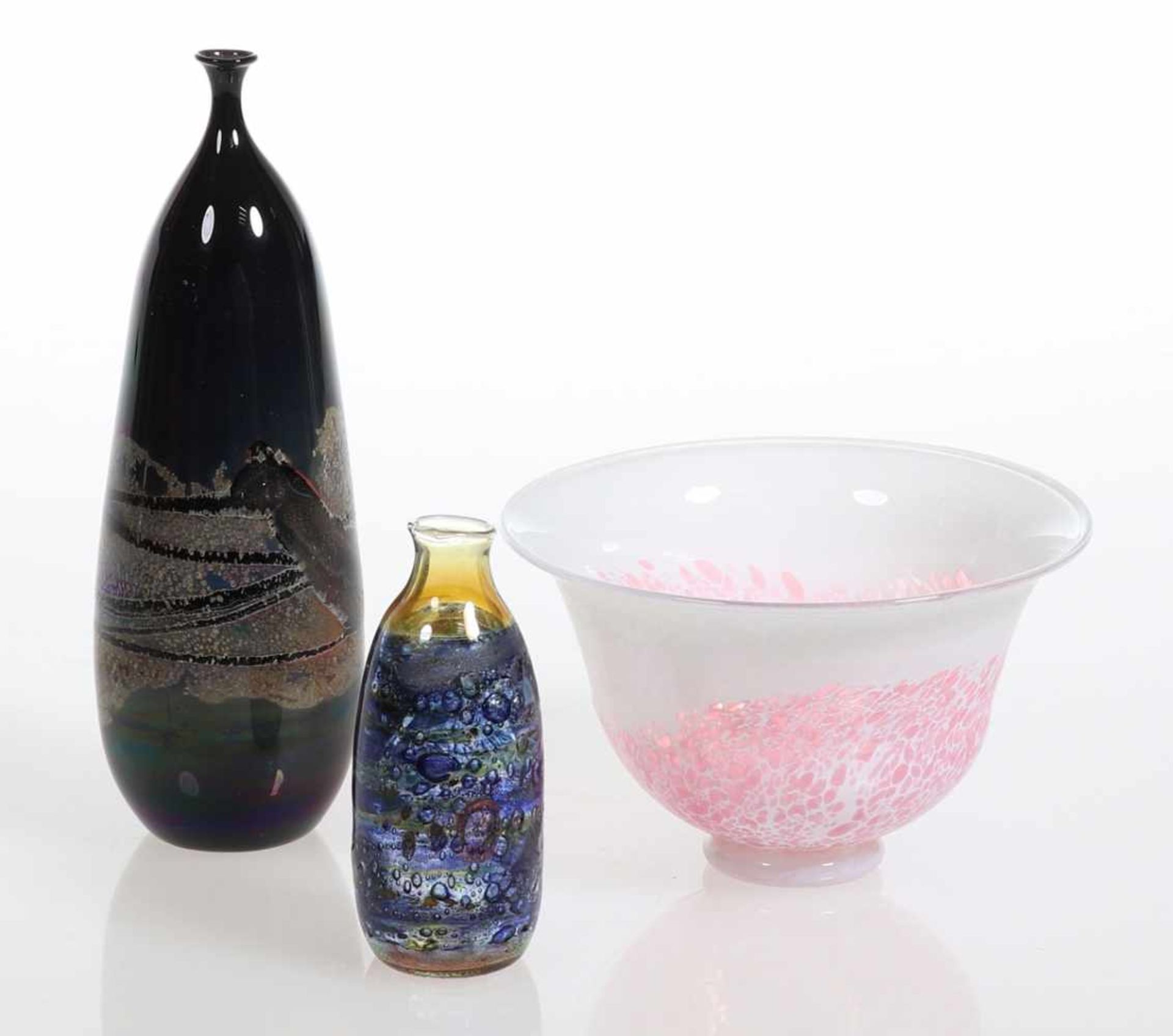 2 unterschiedliche Vasen und 1 SchaleDunkelviolettes Glas mit metallischen Aufschmelzungen.