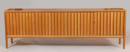 Mid Century SideboardDeutschland, um 1960. Eiche. 85 x 261 x 44 cm. - Provenienz: Kunstsammlung