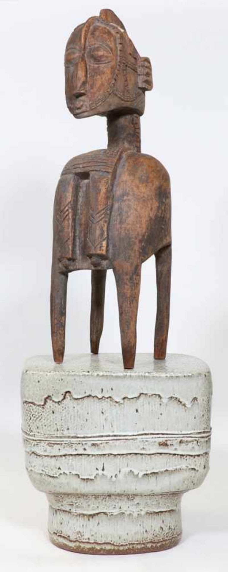 Weibliche Figur als Schultermaske mit KeramiksockelBaga/Guinea (Nimba). Holz, geschnitzt. H. 77