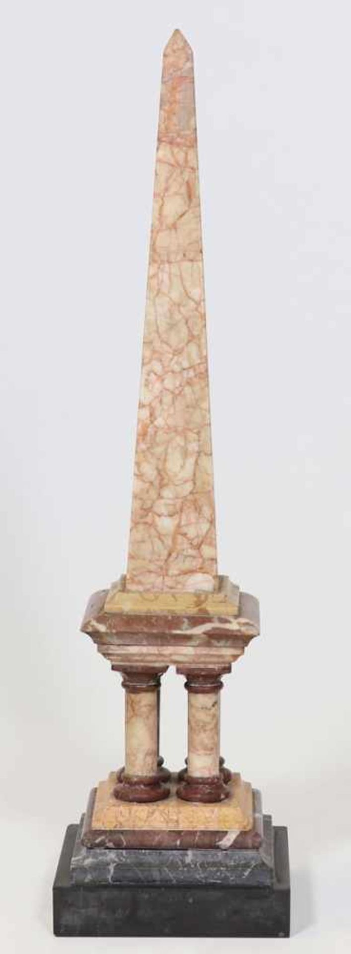 ObeliskUm 1900. Marmor. H. 61 cm. Best. Auf getrepptem, profilierten Sockel. Konischer Aufsatz auf