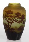 Flachovale Vase - Flusslandschaft mit BäumenÉmile Charles Gallé, Nancy 1920-1925. Opakweißes Glas
