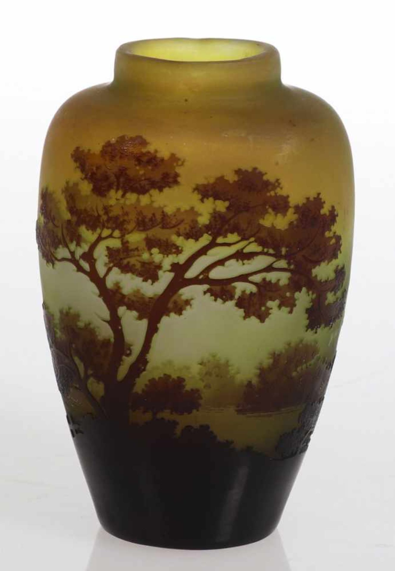 Flachovale Vase - Flusslandschaft mit BäumenÉmile Charles Gallé, Nancy 1920-1925. Opakweißes Glas