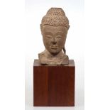 Buddha KopfThailand, Ayutthaya. Stein. H. o./m. Sockel 20/35 cm. Ushnisha fehlt. Rechtes Ohr ber.