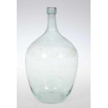 VorratsflascheHellgrünes Glas. H. 44,5 cm. - Zustand: Chip am Rand.