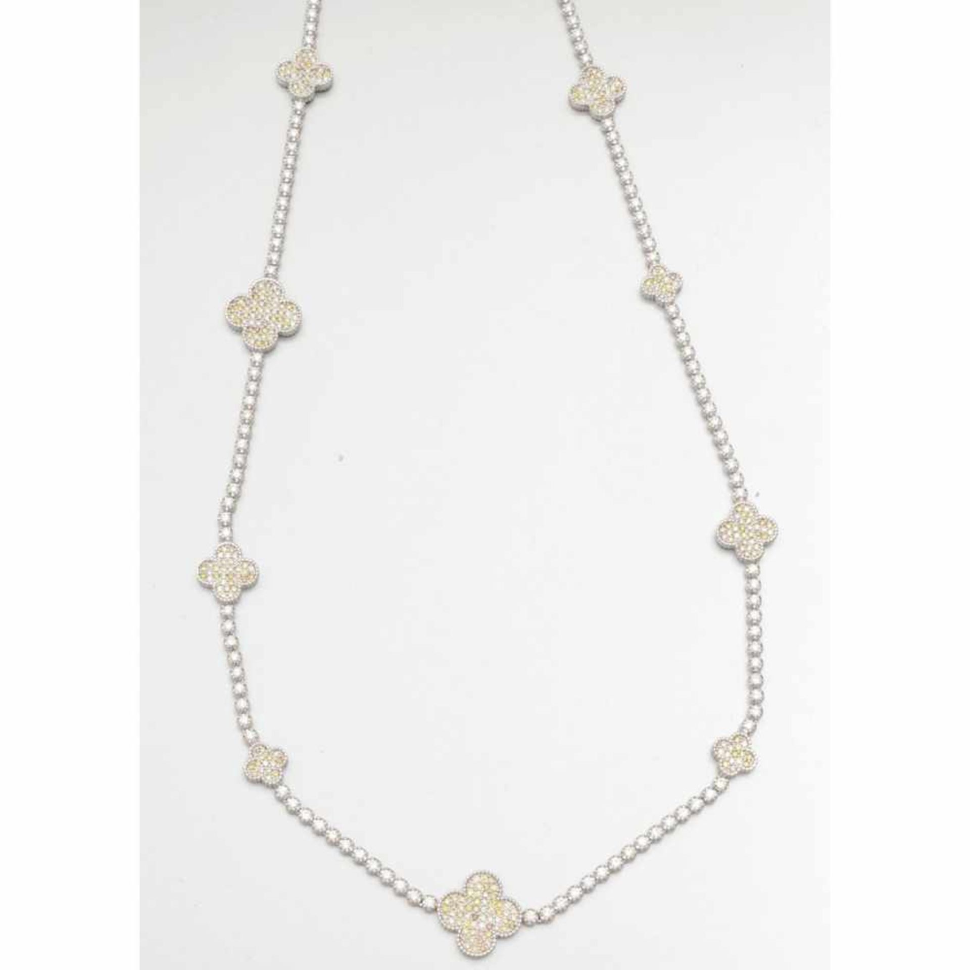 Langes, modernes Diamant-Collier in Kleeblatt-Form750/- Weißgold, gestempelt. Gewicht: 43,6g. Div. - Bild 2 aus 3