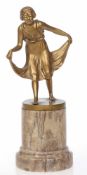 Künstler um 1900- Tänzerin - Bronze. Gold patiniert. Brauner Alabastersockel. H. o./m. Sockel: 13/18