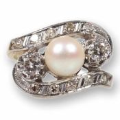 Ring mit Perle und Diamanten585/- Gelbgold und Weißgold, geprüft, ungestempelt. Gewicht: 6 g. 1