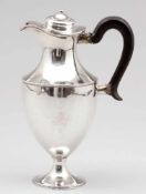 Seltene Empire KanneUm 1780. Silber. Punzen: Herst.-Marken. H. 25,5 cm. Gew.: 558 g. Best. Rest.