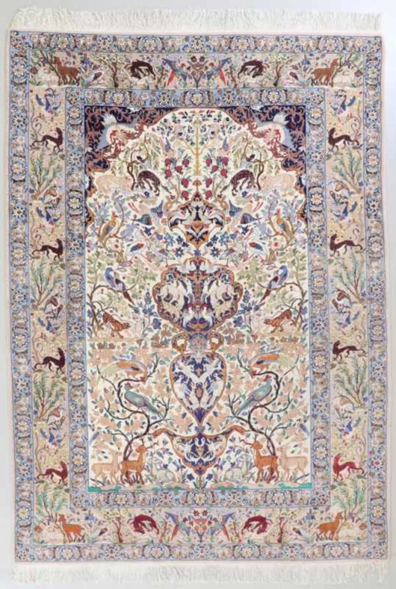 IsfahanZentralpersien, wohl 1960er. Korkwolle/Seide. 230 x 158 cm. Elfenbeinfarbiges Mittelfeld