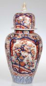 DeckelvaseJapan, 19. Jahrhundert. - Imari - Porzellan. Polychrom bemalt. H. 60 cm. Ungemarkt.