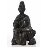 Sitzender GelehrterChina, um 1900. Bronze. Cloisonné. H. 28,5 cm. Bez. Auf einem Hocker sitzend