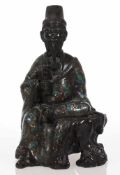 Sitzender GelehrterChina, um 1900. Bronze. Cloisonné. H. 28,5 cm. Bez. Auf einem Hocker sitzend