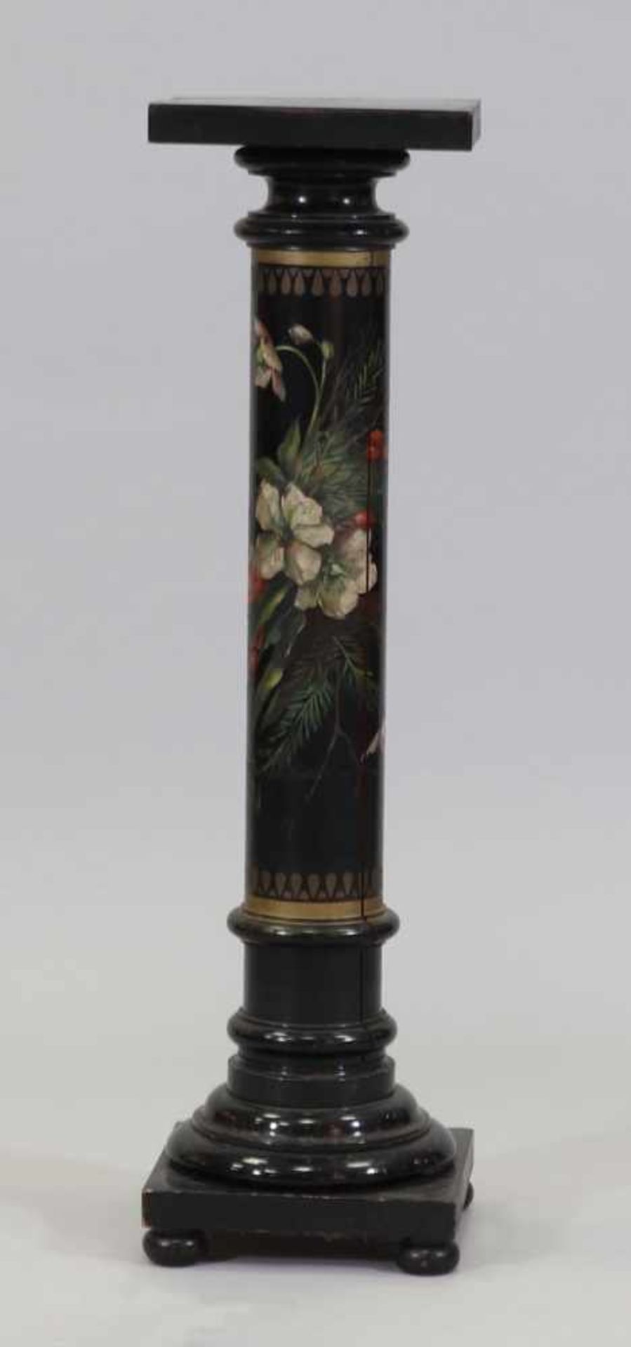 BlumensäuleUm 1880. Ebonisiertes Holz. 100 x 26,5 x 27 cm. Best. Säule verziert mit