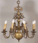 8flg. Deckenlampe mit AdlerköpfenUm 1900. Messing. H. 90 cm. D. 83 cm.- - -22.00 % buyer's premium