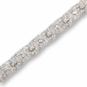 Art Deco Armband mit BrillantenUm 1915-1920. Platin. Gewicht: 26,5 g. Ca. 140 Diamanten im