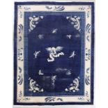 TeppichChina, Mitte 20. Jahrhundert. Wolle. 347 x 266 cm. Rest. bed. Blaues Mittelfeld mit