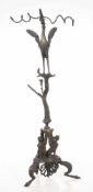 Tischdekoration- Historismus - Bronze. H. 49 cm. Filigrane Dekoration mit einem Storch als oberen