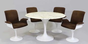 6 Mid Century Drehsessel und 1 EsstischWohl Knoll International. Entwurf nach Eero Saarinen. Metall.