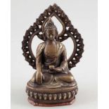 Buddha mit StrahlenkranzTibet, 19. Jahrhundert. Bronze. H. 14,5 cm. Auf Lotussockel thronend.- - -