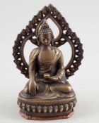 Buddha mit StrahlenkranzTibet, 19. Jahrhundert. Bronze. H. 14,5 cm. Auf Lotussockel thronend.- - -