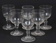 6 leicht unterschiedliche KelchgläserFrankreich, Ende 19. Jahrhundert. Farbloses Glas. H. 11 bis