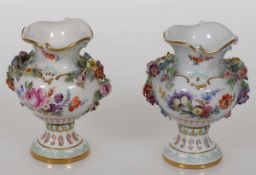 2 kleine Ziervasen mit plastischen BlütenKönigliche und Staatliche Porzellan Manufaktur, Meissen