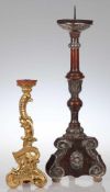 2 Kerzenleuchter18. Jahrhundert. Holz, geschnitzt. H. 40 bzw. 62 cm. Dreipassige Leuchter mit