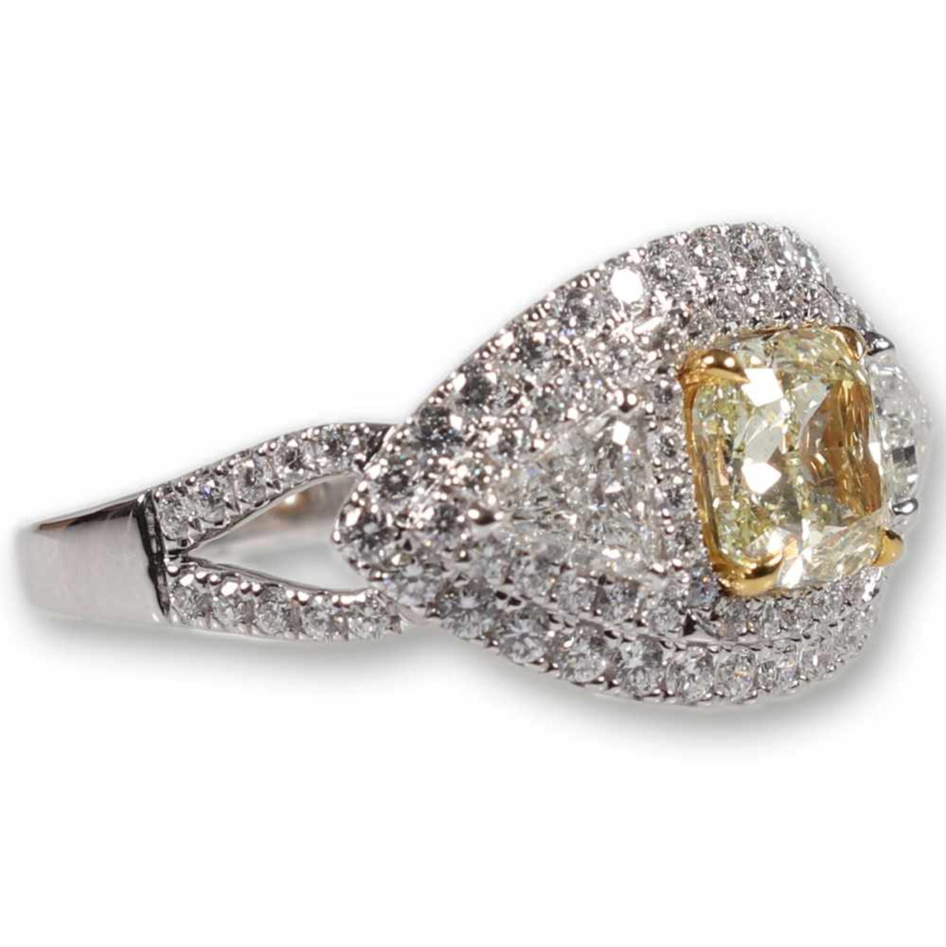 Eleganter Fancy-Diamant-Ring750/- Weißgold, gestempelt. Gewicht: 6,5 g. 1 Diamant im Kissenschliff - Bild 2 aus 3