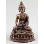 BuddhaTibet, 19. Jahrhundert. Bronze. H. 14 cm. Sitzend auf Lotussockel.- - -22.00 % buyer's premium