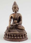 BuddhaTibet, 19. Jahrhundert. Bronze. H. 14 cm. Sitzend auf Lotussockel.- - -22.00 % buyer's premium