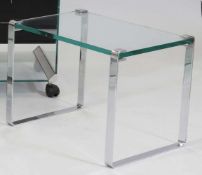 BeistelltischGallotti & Radice/Italien. Chrom. Glas. 45 x 60,5 x 42,5 cm.- - -22.00 % buyer's
