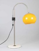 Mid Century SchreibtischlampeMetall. H. 62,5 cm. Gelber Lichtschirm verstellbar.- - -22.00 % buyer's